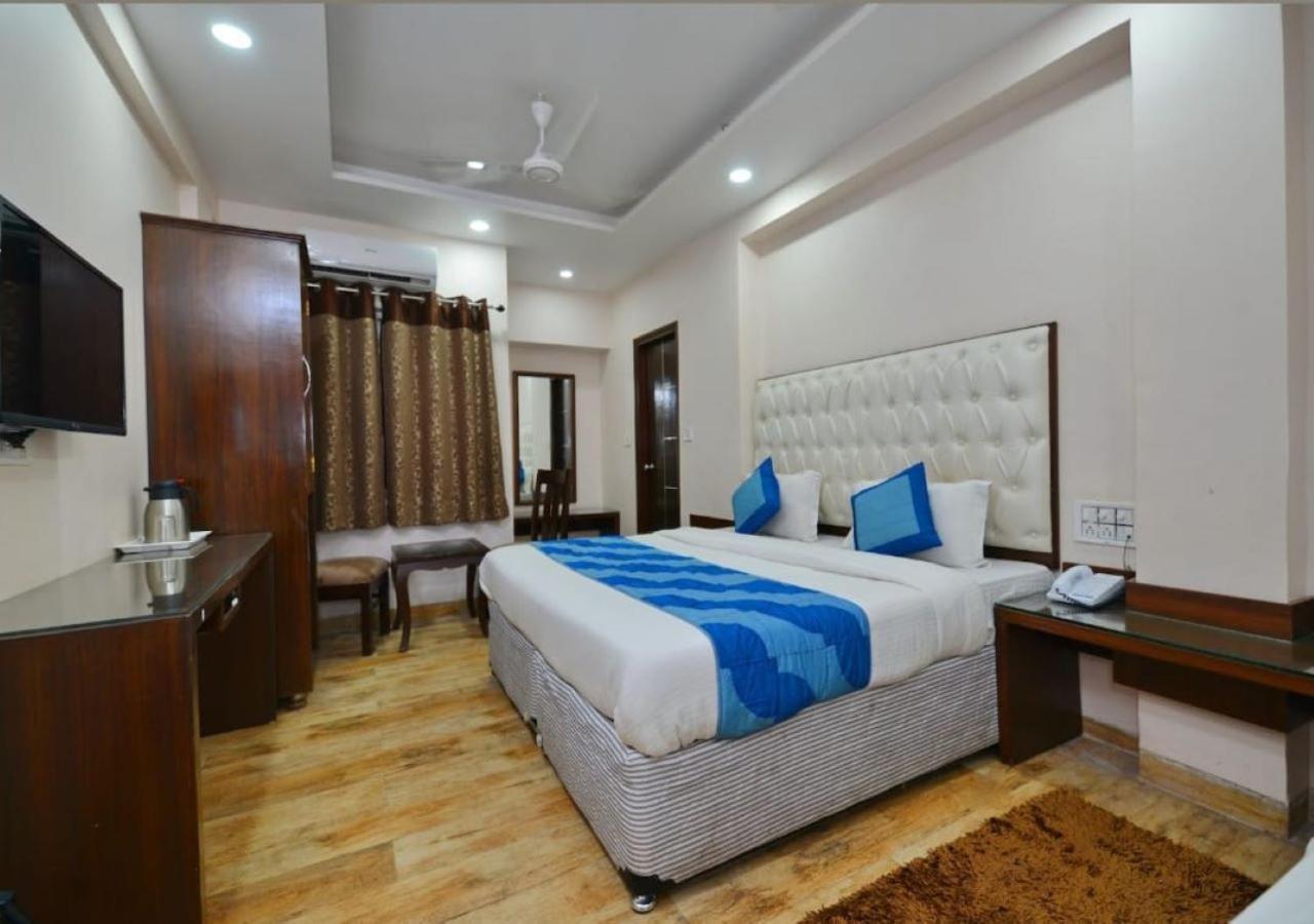 By Snaper Hotel New Delhi