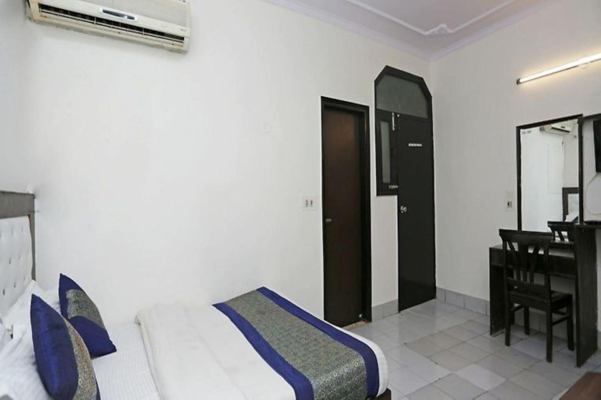 By Snaper Hotel New Delhi